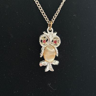 Little owl pendant with mother pearl Silver-tone chain necklace