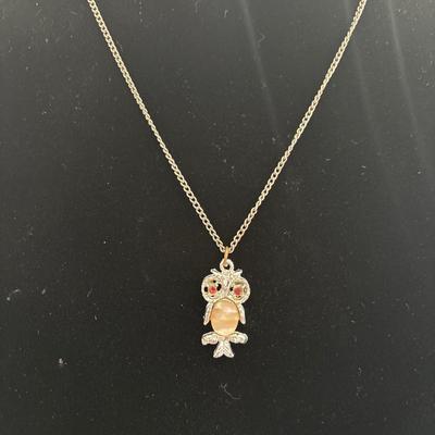 Little owl pendant with mother pearl Silver-tone chain necklace