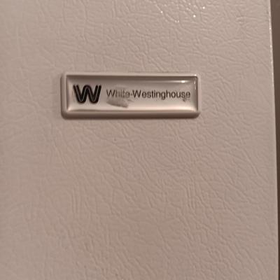 WHITE WESTINGHOUSE FROST FREE GARAGE REFRIGERATOR