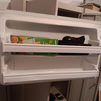 WHITE WESTINGHOUSE FROST FREE GARAGE REFRIGERATOR