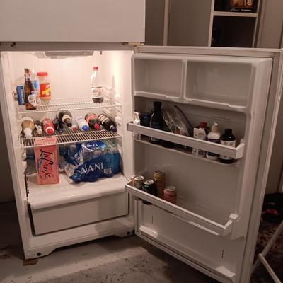 WHITE WESTINGHOUSE FROST FREE GARAGE REFRIGERATOR