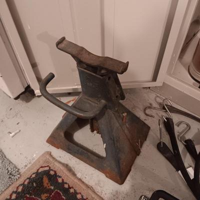 2 OLD CELL PHONES, JACK STAND, BUNGEE CORDS, 2 ROLLS OF TWINE AND MORE