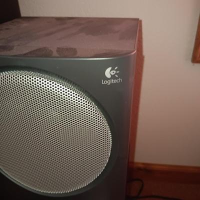 3 DCM SPEAKERS, 1 SAMSUNG AND A WIRELESS SUBWOOFER