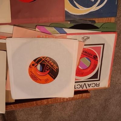 ELVIS PRESLEY AND MANY MORE ARTIST ON THESE 45'S VINYLS