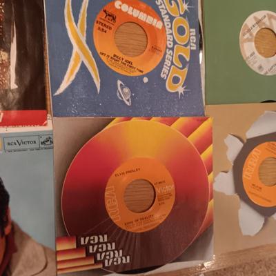 ELVIS PRESLEY AND MANY MORE ARTIST ON THESE 45'S VINYLS