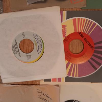 ELVIS PRESLEY AND MANY MORE ARTIST ON THESE 45'S VINYLS