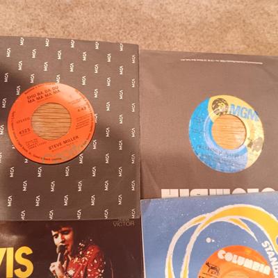 ELVIS PRESLEY AND MANY MORE ARTIST ON THESE 45'S VINYLS