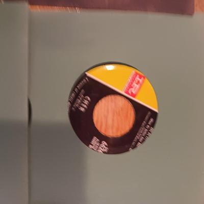 ELVIS PRESLEY AND MANY MORE ARTIST ON THESE 45'S VINYLS
