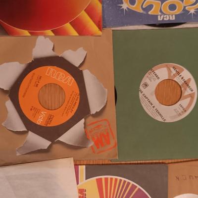ELVIS PRESLEY AND MANY MORE ARTIST ON THESE 45'S VINYLS