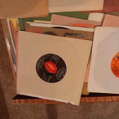 ELVIS PRESLEY AND MANY MORE ARTIST ON THESE 45'S VINYLS