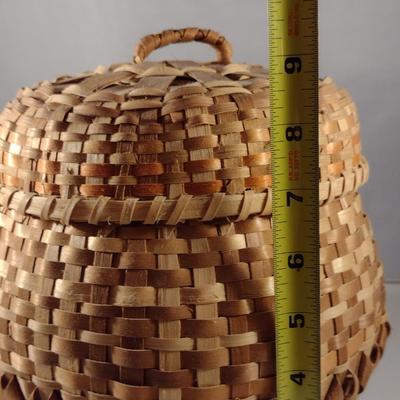 Hand Woven Maple and White Oak Cherokee Basket by Mary Jane Lossiah