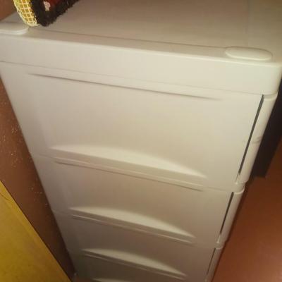 RUBBER MAID TYPE 4 DRAWER ORGANIZER, AREA RUG AND LATCH HOOK PICTURE