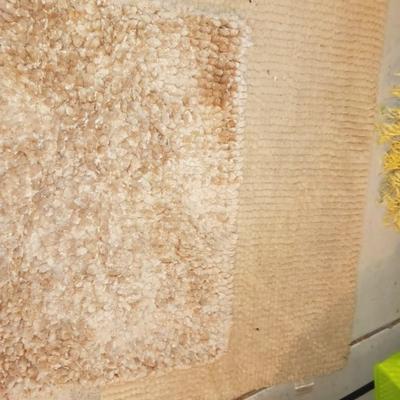 SEASHELL LAMPS AND WREATH PLUS SIGN & 2 THROW RUGS