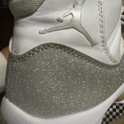 Nike Air Jordan Retro 11 Women size 9 Metallic Silver size 9