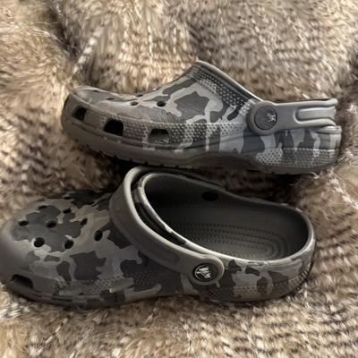 Crocks women camo size 6