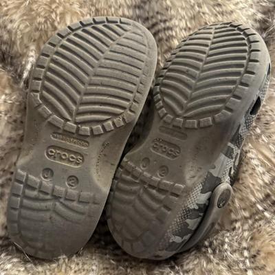 Crocks women camo size 6