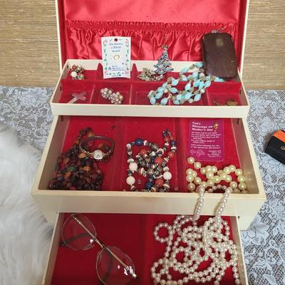 SOME COSTUME JEWELRY AND A JEWELRY BOX