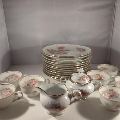 E&R 'Wild Rose' Pattern Luncheon Set- 12 Plates, 7 Cups, Creamer and Covered Sugar Bowl