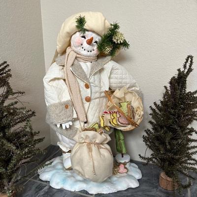 FROSTY THE SNOWMAN AND HOLIDAY TREE DECOR