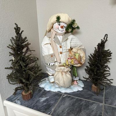 FROSTY THE SNOWMAN AND HOLIDAY TREE DECOR