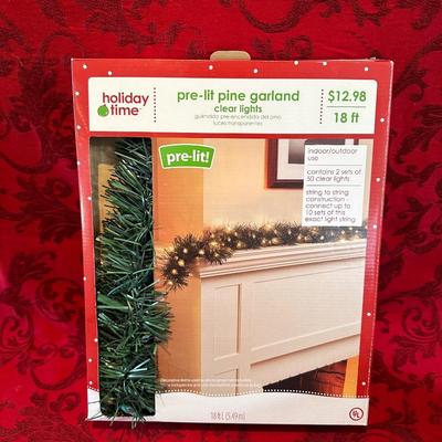CHRISTMAS THEMED MANTLE/SHELF DECORATIONS