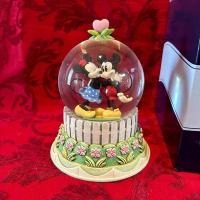 “A KISS FOR MICKEY” WONDERS WITHIN COLLECTION WATER GLOBE