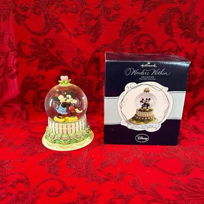 “A KISS FOR MICKEY” WONDERS WITHIN COLLECTION WATER GLOBE