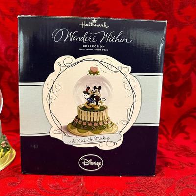 “A KISS FOR MICKEY” WONDERS WITHIN COLLECTION WATER GLOBE