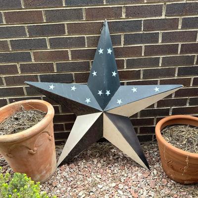 PATRIOTIC METAL WALL STAR AND 2 TERRACOTTA PLANTERS