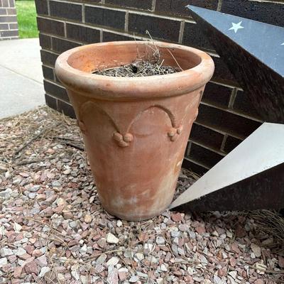 PATRIOTIC METAL WALL STAR AND 2 TERRACOTTA PLANTERS