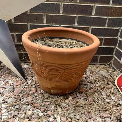 PATRIOTIC METAL WALL STAR AND 2 TERRACOTTA PLANTERS
