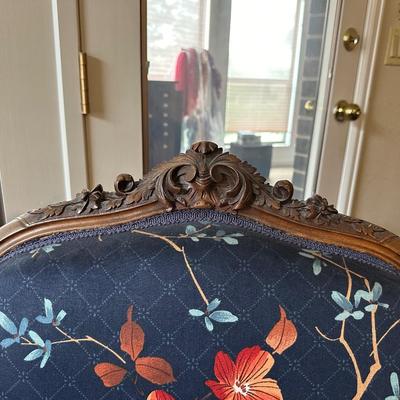 4 VINTAGE CHAIRS IN CARVED WOOD AND CASTERS ON THE FRONT LEGS