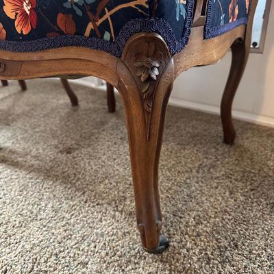 4 VINTAGE CHAIRS IN CARVED WOOD AND CASTERS ON THE FRONT LEGS
