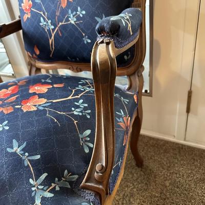 4 VINTAGE CHAIRS IN CARVED WOOD AND CASTERS ON THE FRONT LEGS