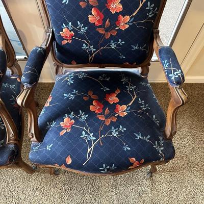 4 VINTAGE CHAIRS IN CARVED WOOD AND CASTERS ON THE FRONT LEGS