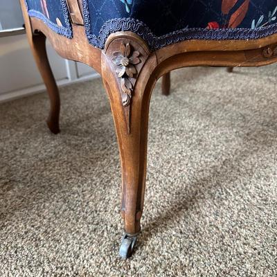 4 VINTAGE CHAIRS IN CARVED WOOD AND CASTERS ON THE FRONT LEGS