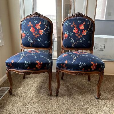 4 VINTAGE CHAIRS IN CARVED WOOD AND CASTERS ON THE FRONT LEGS