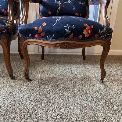 4 VINTAGE CHAIRS IN CARVED WOOD AND CASTERS ON THE FRONT LEGS