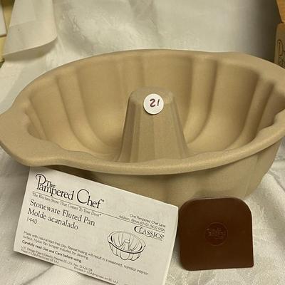 The Pampered Chef Fluted Stoneware Bundt Pln and Dish Scraper, New in Box