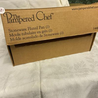 The Pampered Chef Fluted Stoneware Bundt Pln and Dish Scraper, New in Box