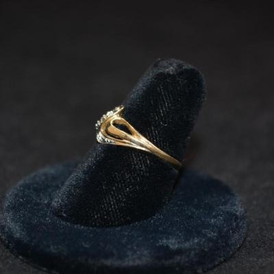 10k Gold Ring w/ White Gold and Diamond Chip Size 6.5 1.4g