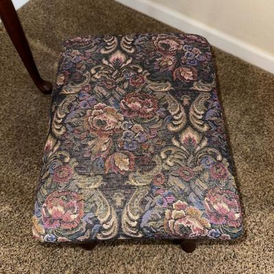 ELEGANT VANITY TABLE WITH TAPESTRY STOOL