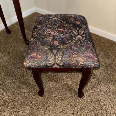 ELEGANT VANITY TABLE WITH TAPESTRY STOOL