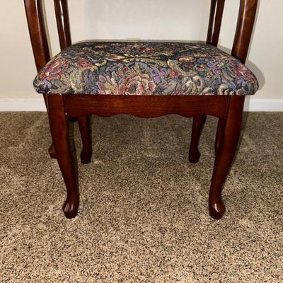 ELEGANT VANITY TABLE WITH TAPESTRY STOOL