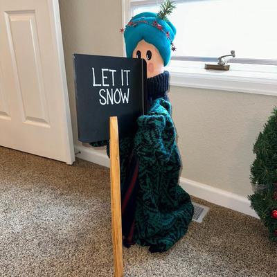 FREE STANDING SNOWMAN AND CARTOON CHARACTER, CHRISTMAS HOLIDAY RUG, LARGE WREATH AND 2 RECTANGLE PLANTERS WITH CHRISTMAS THEMED FAUX FLOWERS