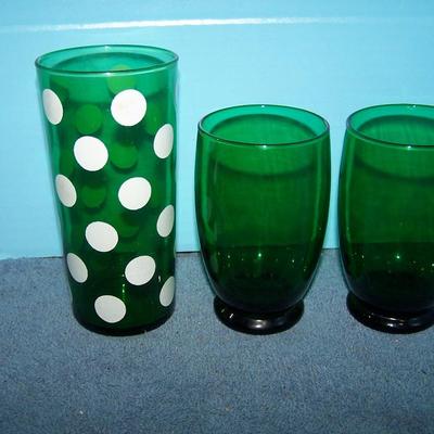 LOT 44 BEAUTIFUL VINTAGE FOREST GREEN GLASSWARE