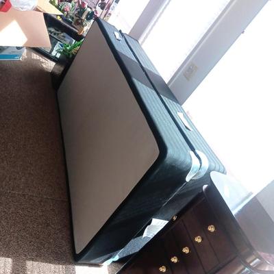 2 LIKE NEW TWIN BOX SPRING MATTRESSES