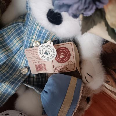 A COLLECTION OF BOYD'S BEARS AND A HOLOGRAM ALASKA PICTURE