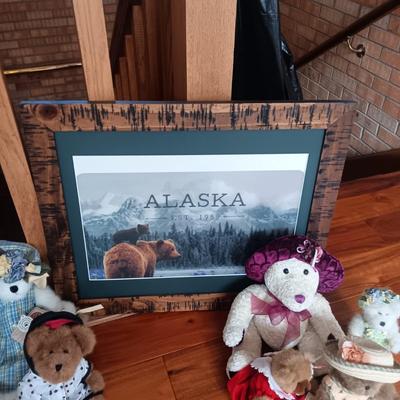 A COLLECTION OF BOYD'S BEARS AND A HOLOGRAM ALASKA PICTURE