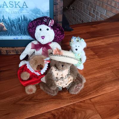 A COLLECTION OF BOYD'S BEARS AND A HOLOGRAM ALASKA PICTURE